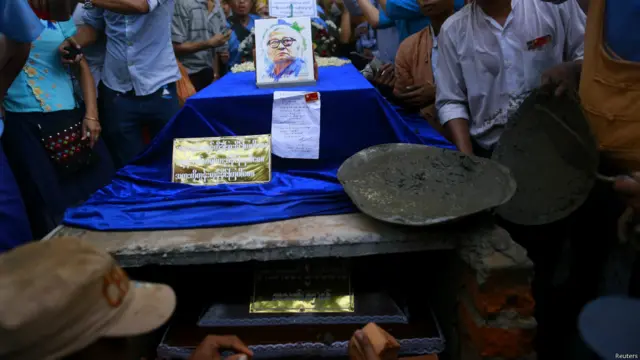 ဆရာကြီး ဦးဝင်းတင်ရဲ့ ရုပ်အလောင်းကို ဂူသွင်းမြှုပ်နှံစဉ်။