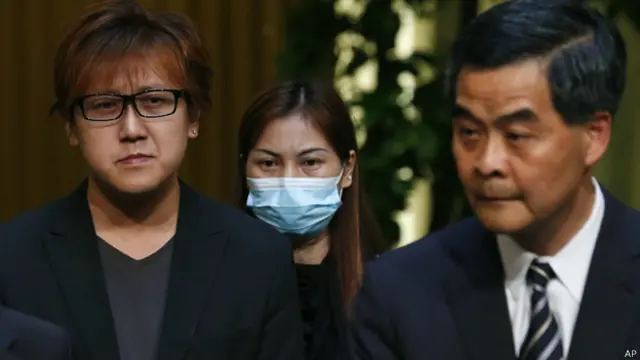 梁振英（左）、易小玲（中）与谢志坚（右）会见媒体记者（23/4/2014）