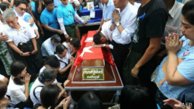 ဆရာကြီး ဦးဝင်းတင်ရဲ့ ရုပ်အလောင်းကို ဂူသွင်းဖို့ ပြင်ဆင်နေစဉ်။