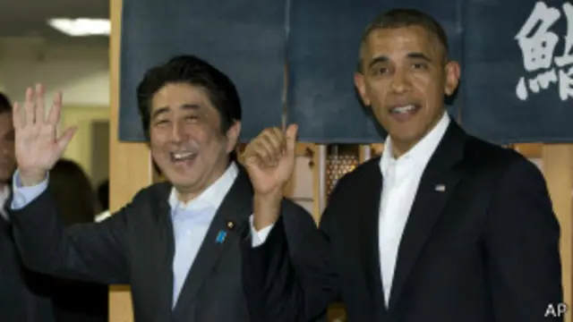 အိုဘားမားနဲ့ ရှင်ဇိုအာဘေး ညစာအတူ သုံးဆောင်အပြီး တွေ့ရစဉ်။