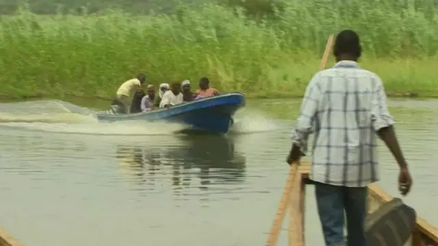 عند بحيرة تشاد، في أقصى جنوب غرب النيجر، يهرب النيجيريون أيضا عبر المراكب