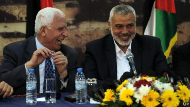 تأتي المصالحة بين فتح وحماس فيما تواجه محادثات سلام بين إسرائيل والفلسطينيين احتمالية الانهيار.
