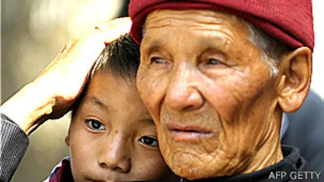 El padre de Ang Kaji Sherpa, uno de los guías fallecidos en la avalancha, consuela a su nieto