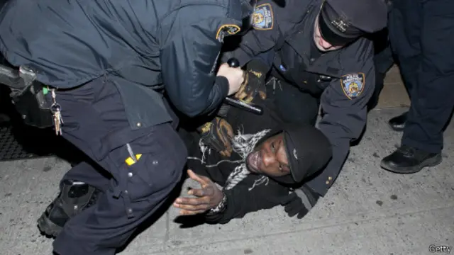 Арест полицией молодого человека