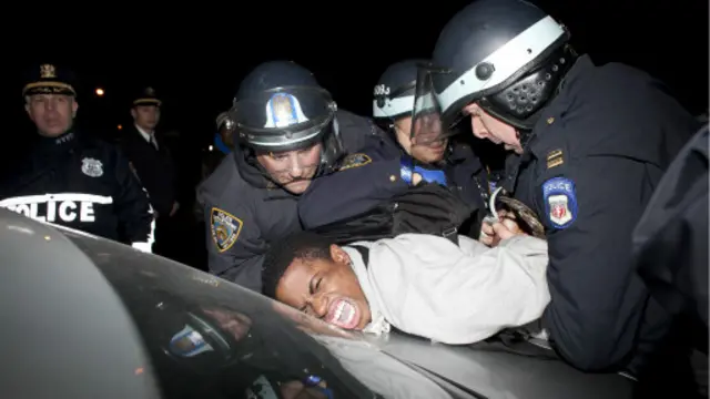 پولیس کے حق میں تصاویر آنے کی بجائے لوگوں نے وہ تصاویر اپ لوڈ کرنا شروع کردیں جن میں مبینہ پولیس تشدد دیکھا جا سکتا ہے