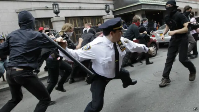 Полицейский с дубинкой