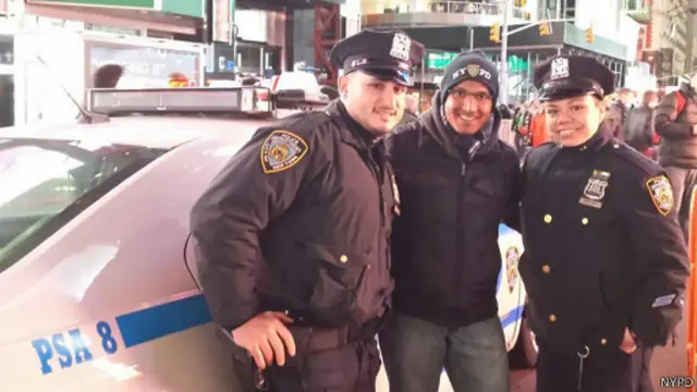 Житель Нью-Йорка в компании полицейских