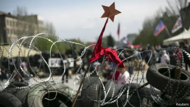 Cờ Xô Viết trên rào chắn bên ngoài tòa nhà chính phủ địa phương ở Donetsk