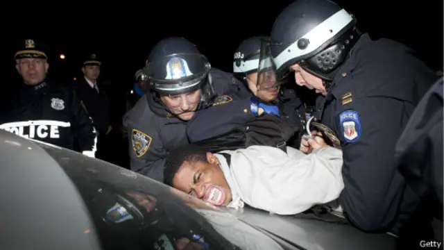 Арест полицейскими молодого человека