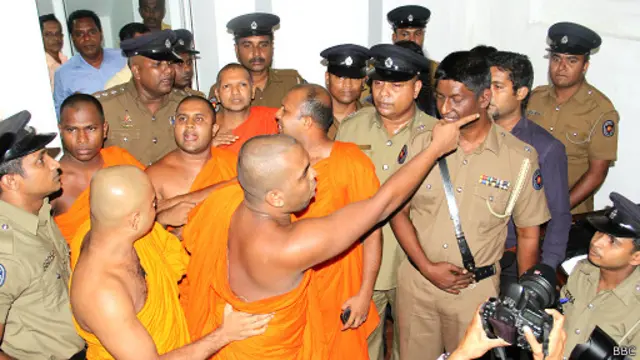 අමාත්‍යංශයට බලහත්කාරයෙන් ඇතුළු වූ භික්ෂූන් වහන්සේ 