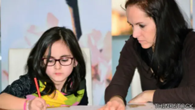 Una niña con una maestra