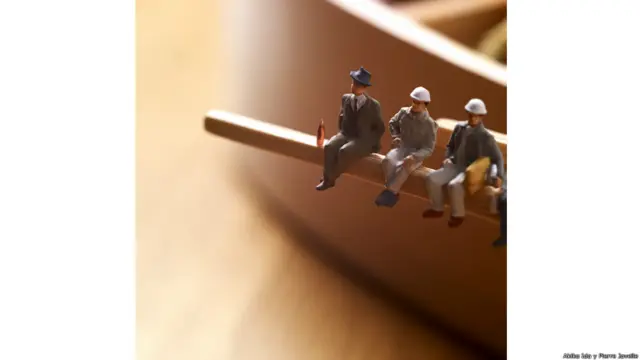 En ella han fotografiado figuras diminutas en un mundo imaginario que tiene como elemento central la comida. 