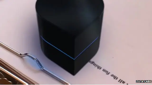 الطابعة الجديدة أثناء تجربتها لطباعة أوراق في معامل الشركة الإسرائيلية