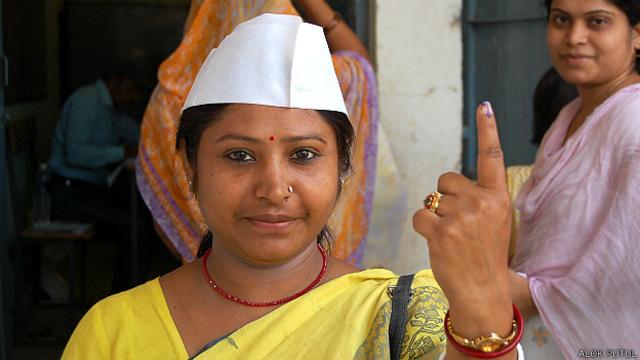 छत्तीसगढ़ के बिलासपुर में मतदान के बाद स्याही का निशान दिखाती एक महिला