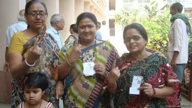 बिहार के भागलपुर के एक मतदान केंद्र पर मतदान के बाद महिलाएं.