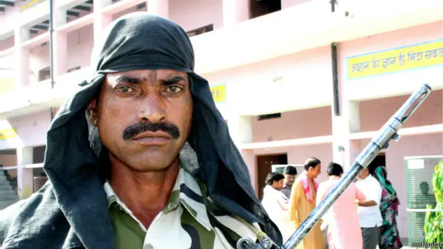 उत्तर प्रदेश के मथुरा के एक मतदान केंद्र पर तैनात सुरक्षा कर्मी