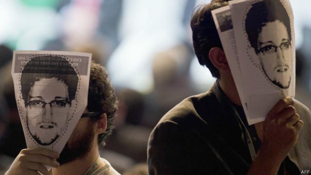 Ativistas com máscara de Snowden na abertura da NetMundial, em SP. Foto: AFP