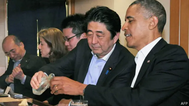 Thủ tướng Abe rót rượu mời Tổng thống Obama trong bữa tối thân mật