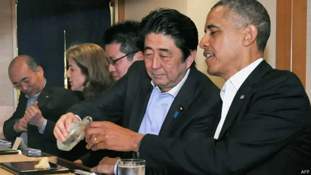 日本首相安倍晋三与美国总统奥巴马2014年4月23日在东京一家寿司店晚餐