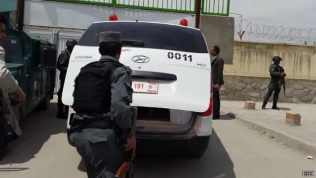 کیور روغتون د کابل لوېديځ دارالامان پر غځېدلي سړک پروت دی.