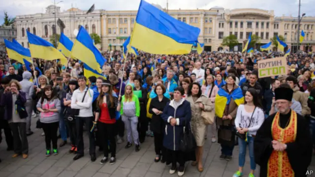 Эти участники митинга в Харькове поддерживают власть в Киеве