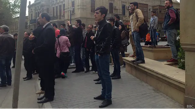 Gənclərin dostları və dəstəkləyənlər deyir ki, onlara məhkəmə binasına yaxınlaşmağa izn verilmir.