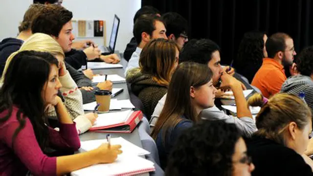 2012年，英国大学的学费翻三番，上涨到最高9000英镑一年。