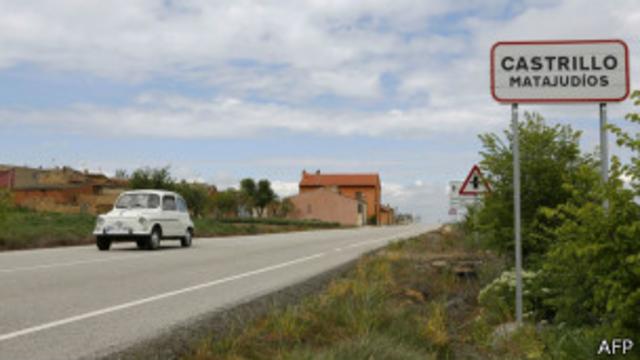 Un catel en la carretera indica el nombre de Castrillo Matajudios