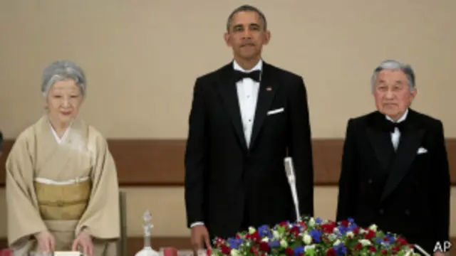 ဂျပန် ဘုရင်၊ ဘုရင်မနဲ့ အိုဘားမား ညစာစားပွဲမှာ တွေ့ရစဉ်။