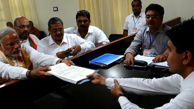 वडोदरा में नामांकन करते नरेंद्र मोदी