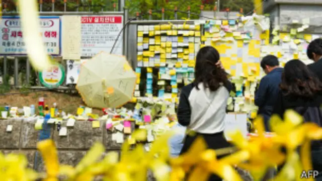 Danwon အထက်တန်းကျောင်းရှေ့ ဝင်ပေါက်အနီးမှာ အောက်မေ့ဖွယ် နေရာ ပြုလုပ်ထားစဉ်။