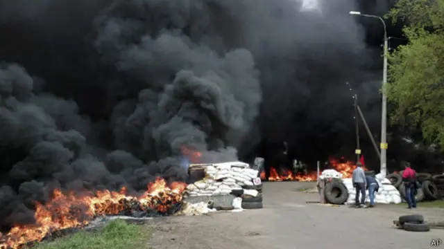 Би-би-си мухбирига кўра, тўқнашувлар ҳақидаги хабарларга қарамай, айни пайтда ёнаётган покришкалардан бошқа ҳеч нарса йўқ.