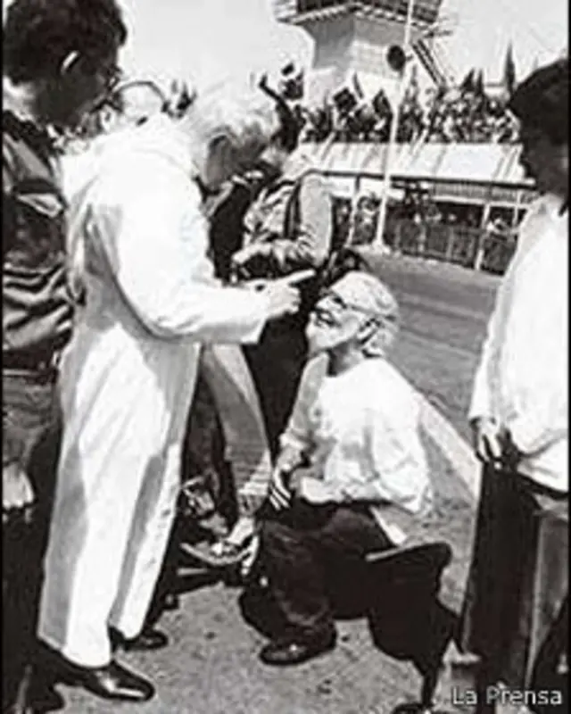 Juan Pablo II regaña a Ernesto Cardenal