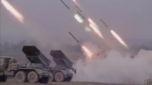 Российская артиллерия обстреливает позиции чеченских боевиков под Грозным (22 января 2000 г.)