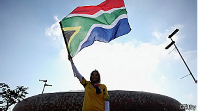 Una aficionada sudafricana con la bandera