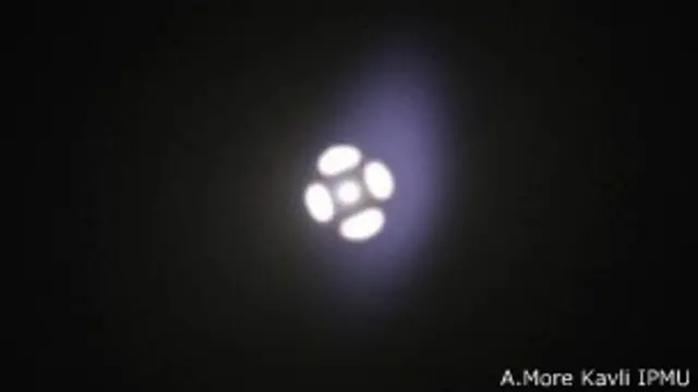 جب کوئی ستارہ یوں پھٹتا ہے تو اُس سے سورج کی روشنی سے پانچ ارب گنا زیادہ روشنی نکلتی ہے