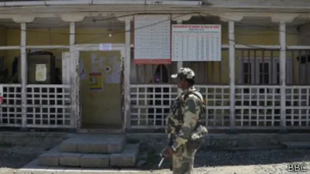 ضلع میں بعض باشندوں نے الزام عائد کیا کہ فوجی اہلکاروں نے لوگوں کو زبردستی گھروں سے نکالا اور ووٹ ڈالنے پر مجبور کیا