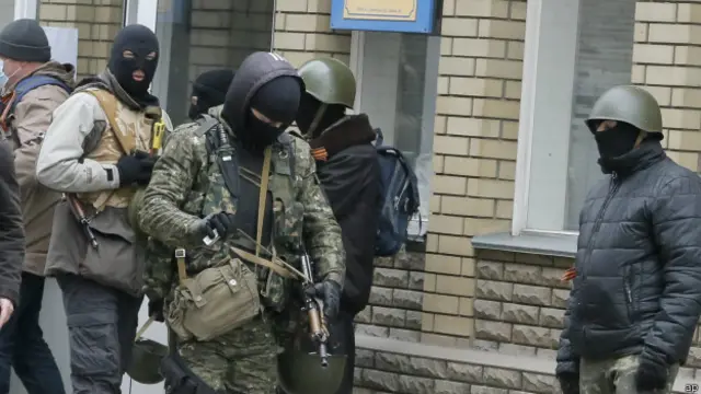 亲俄国武装在斯拉维扬斯克警察局整装待命。