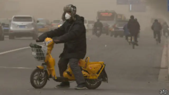 中國北部沙塵暴中的摩托車司機（資料圖片）