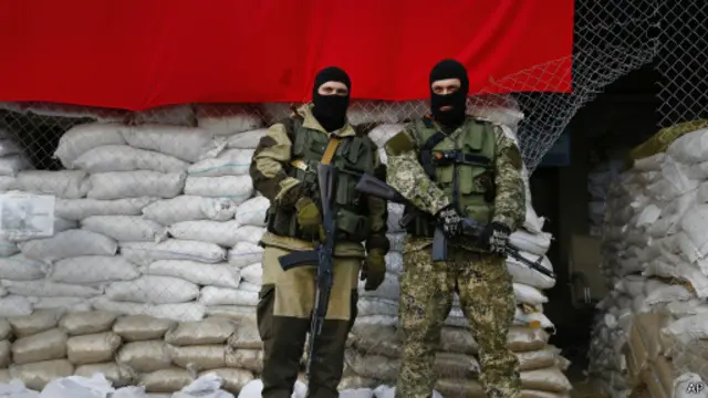 вооруженные люди в камуфляже