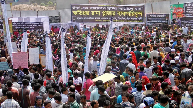 রানা প্লাজা ধসে যেসব দোকানপাটের মালিক-কর্মচারীরা ক্ষতিগ্রস্ত হয়েছিলেন, এই দিন তারা প্রতিবাদ জানিয়েছেন শ্রমিকদের সাথে 