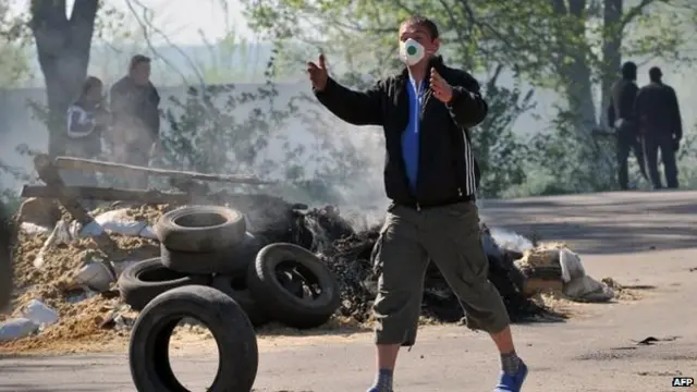 نشطاء موالون لروسيا ينصبون حواجز أمنية في طرق سلوفيناسك