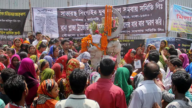 রানা প্লাজার কাছে শ্রমিক সংগঠনগুলোর গড়া কাস্তে-হাতুড়ি স্থাপনার কাছে নিহত শ্রমিকদের আত্মীয়-স্বজনদের ভিড়