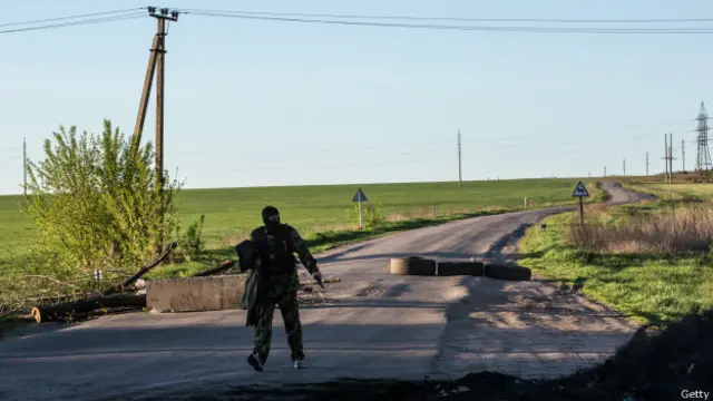 亲俄武装在斯拉维扬斯克设置路障