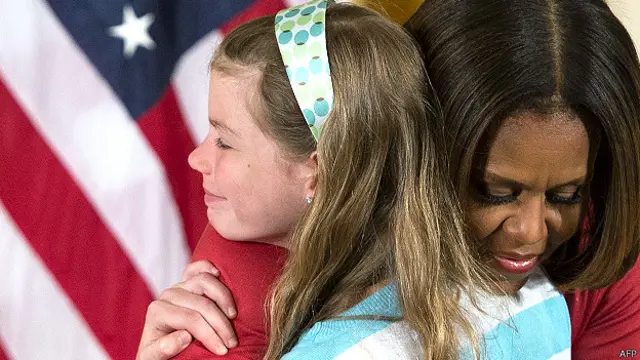 चार्लोट बेल को गले लगातीं मिशेल ओबामा