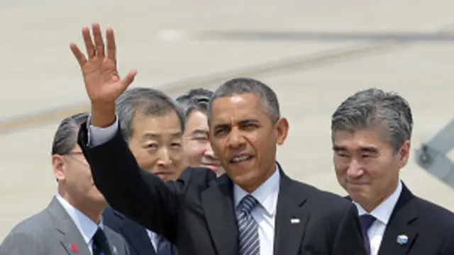 ښاغلي اوباما له سپینې ماڼې نه له ځان سره د بیړۍ د ډوبېدو پېښې قربانیانو ته د درناوي په خاطر یوه ونه راوړې وه. 