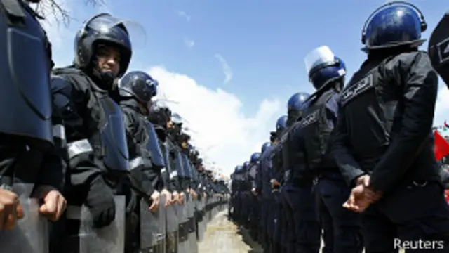 بحسب تقارير، اندلعت الاشتباكات في بادئ الأمر بسبب مقتل أحد أبناء المدينة من التيار السلفي