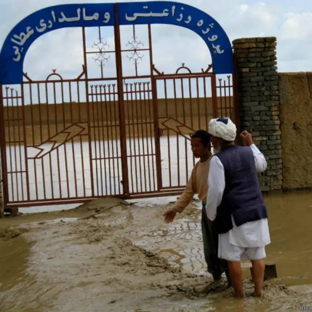 چارواکي وايي سيلاو د شپې داسې مهال راوتلی چې خلک ويده وو او خلک نه دي توانېدلي، چې لوړو او يا هم خوندي ځايونو ته ووځي. 