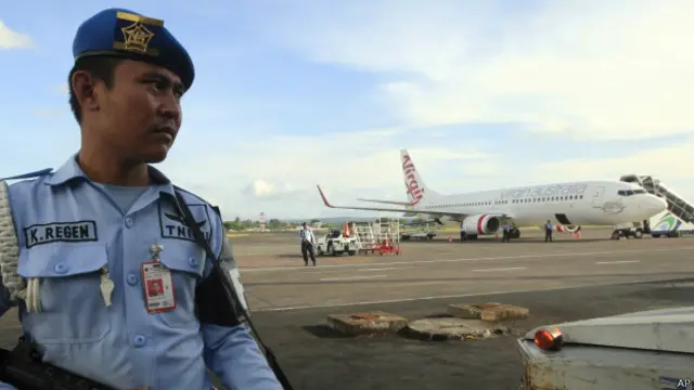 Anggota TNI AU melakukan penjagaan di sekitar pesawat Virginia Australia.