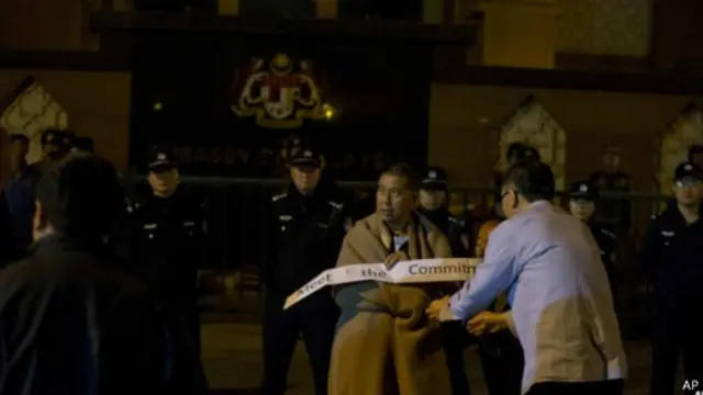 أقارب ركاب الطائرة المفقودة يتظاهرون أمام السفارة الماليزية في بكين 